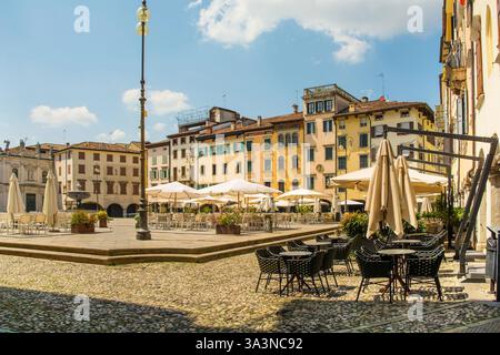 Piazza Giacomo Matteotti, Udine, Friaul, Italien. Venezianische und Renaissance-Gebäude aus dem 15. Bis 18. Jahrhundert mit Bogengängen. Kirche Chiesa di San Giacomo Stockfoto