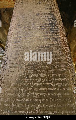 SIEM Reap Kambodscha – 20. Oktober 2013: Eine große Steinschnitzerei in Khmer-Schrift, eine antike Zivilisation von Angkor Wat, Siem Reap, Kambodscha Stockfoto