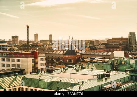 Retro-Stadtbild vom Dach mit Gebäude und Wolkenkratzer am Abend in Kopenhagen, Dänemark Stockfoto