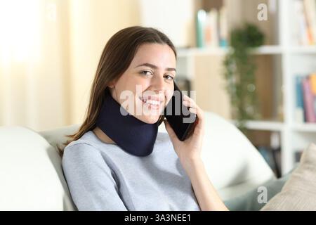 Glückliche Genesungsfrau, die am Telefon spricht und dich zu Hause ansieht Stockfoto