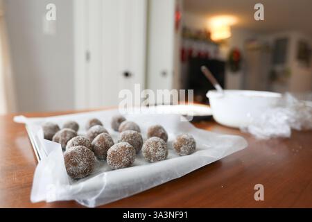 Lebkuchen-Keksenteig auf Küchentisch während der Feiertage Stockfoto