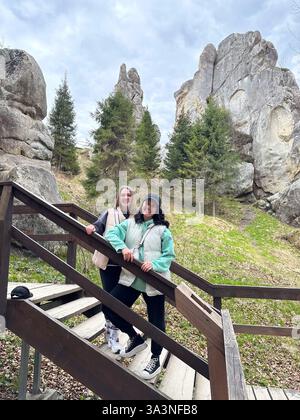 Frauen genießen die Natur auf einer Treppe Stockfoto
