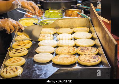 Lateinamerikanische Lebensmittel Arepas werden auf dem Brick Lane Food Market in London, Großbritannien, zubereitet Stockfoto