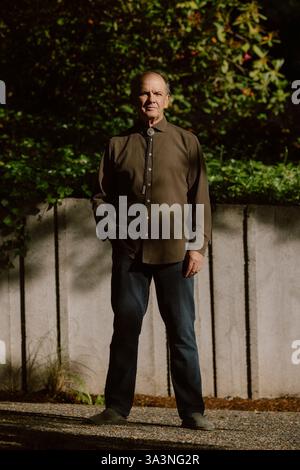 Ein älterer Mann in einer Bolo-Krawatte steht draußen in Portland, Oregon. Stockfoto