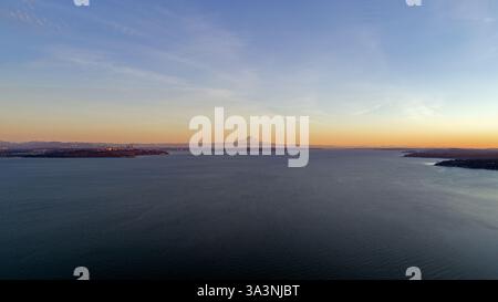 Mount Rainier und Seattle bei Sonnenuntergang Stockfoto
