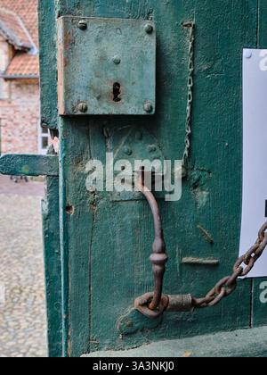 16. März 2025: Neubruchhaussen: Nahaufnahme des Schließmechanismus der traditionellen niederländischen Holztür in der historischen Wassermühle Stockfoto