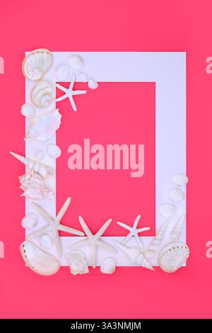 Muschelhintergrund mit verschiedenen Muscheln und weißem Rahmen auf lebhaftem Pink. Dekoratives Meereslebewesen in der Natur. Stockfoto