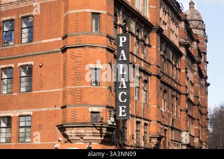 Theaterbeschilderung vor dem Palace Theatre, Shaftesbury Avenue, Central London, England, Großbritannien Stockfoto