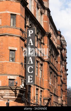 Theaterbeschilderung vor dem Palace Theatre, Shaftesbury Avenue, Central London, England, Großbritannien Stockfoto