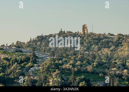 Panoramablick auf Areopagus und Philopappos Hügel, Athen, Griechenland Stockfoto