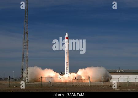 Jiuquan. März 2025. Am 17. März 2025 startet eine Trägerrakete CERES-1 mit acht Satelliten vom Jiuquan Satellite Launch Center in Nordwest-China. Die Rakete sprengte um 16:07 Uhr (Pekinger Zeit) vom Jiuquan Satellite Launch Center im Nordwesten Chinas ab und schickte die Yunyao-1 55-60 Satelliten in die voreingestellte Umlaufbahn. Die Mission startete auch die Satelliten AIRSAT 06 und 07. Quelle: Wang Jiangbo/Xinhua/Alamy Live News Stockfoto