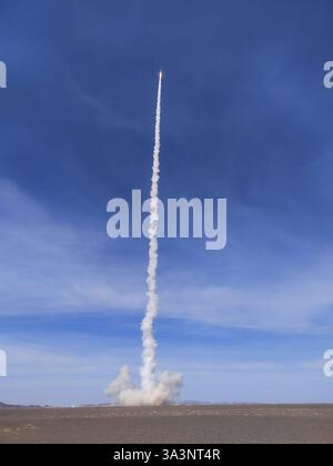 Jiuquan. März 2025. Am 17. März 2025 startet eine Trägerrakete CERES-1 mit acht Satelliten vom Jiuquan Satellite Launch Center in Nordwest-China. Die Rakete sprengte um 16:07 Uhr (Pekinger Zeit) vom Jiuquan Satellite Launch Center im Nordwesten Chinas ab und schickte die Yunyao-1 55-60 Satelliten in die voreingestellte Umlaufbahn. Die Mission startete auch die Satelliten AIRSAT 06 und 07. Quelle: Wang Jiangbo/Xinhua/Alamy Live News Stockfoto