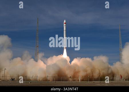 Jiuquan. März 2025. Am 17. März 2025 startet eine Trägerrakete CERES-1 mit acht Satelliten vom Jiuquan Satellite Launch Center in Nordwest-China. Die Rakete sprengte um 16:07 Uhr (Pekinger Zeit) vom Jiuquan Satellite Launch Center im Nordwesten Chinas ab und schickte die Yunyao-1 55-60 Satelliten in die voreingestellte Umlaufbahn. Die Mission startete auch die Satelliten AIRSAT 06 und 07. Quelle: Wang Jiangbo/Xinhua/Alamy Live News Stockfoto
