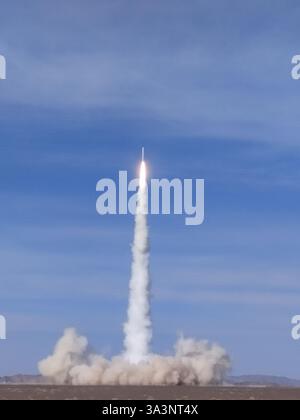 Jiuquan. März 2025. Am 17. März 2025 startet eine Trägerrakete CERES-1 mit acht Satelliten vom Jiuquan Satellite Launch Center in Nordwest-China. Die Rakete sprengte um 16:07 Uhr (Pekinger Zeit) vom Jiuquan Satellite Launch Center im Nordwesten Chinas ab und schickte die Yunyao-1 55-60 Satelliten in die voreingestellte Umlaufbahn. Die Mission startete auch die Satelliten AIRSAT 06 und 07. Quelle: Wang Jiangbo/Xinhua/Alamy Live News Stockfoto