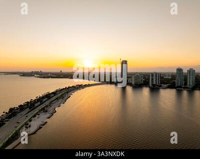 Sonnenuntergang über Miami. Luftdrohnenfoto Stockfoto