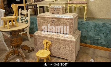 Traditionelle asiatische Holztruhen mit geschnitzten Ornamenten. Nahaufnahme. Hochwertige Fotos Stockfoto