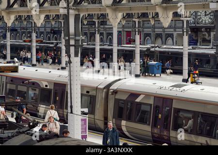 London, Großbritannien - 28. September 2024: Pendler bewegen sich durch die Londoner Paddington Station, während Züge während der Hauptverkehrszeit am Morgen ankommen und abfahren. Die historische Station ist voller Aktivität und Bewegung. Stockfoto