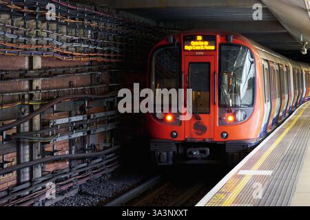 London, Großbritannien - 28. September 2024: Ein Zug nähert sich dem Bahnsteig an der Londoner Paddington Station an und zeigt die Atmosphäre des U-Bahn-Systems. Stockfoto