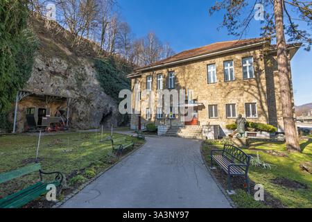 Der Haupteingang an der Außenseite des Museums der 2. AVNOJ Sitzung, eine der Hauptattraktionen in der historischen Stadt Jajce an einem sonnigen Tag. Stockfoto