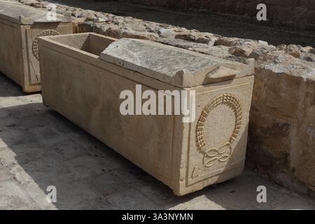 Sarkophage aus der römischen Samaritanischen Zeit aus dem 2. Bis 3. Jahrhundert, die in Neapolis oder Nablus, West Bank, gefunden wurden, im Freien im Good Samaritan Inn Museum gezeigt Stockfoto