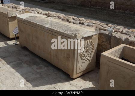 Sarkophage aus der römischen Samaritanischen Zeit aus dem 2. Bis 3. Jahrhundert, die in Neapolis oder Nablus, West Bank, gefunden wurden, im Freien im Good Samaritan Inn Museum gezeigt Stockfoto