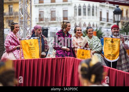 Valencia, Spanien - 17. März 2025. Berta Peiró García, gewählt „Fallera Mayor“ bei der Preisverleihung von Las Fallas 2025. Sie trägt traditionelle Tracht und Shows. Die Preise werden in die offizielle Box auf der Plaza del Ayuntamiento gegeben. Quelle: Roberto Arosio/Alamy Live News Stockfoto