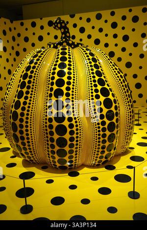 Matsumoto City Art Museum, Heimat der ständigen Yayoi Kusama Ausstellung, einschließlich des riesigen gelben Kürbis, Matsumoto, Nagano, Japan Stockfoto