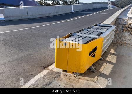 Sicherheitsabsperrung am Ende der Straßensperre. Sie absorbieren den Aufprall bei einem Autounfall Stockfoto