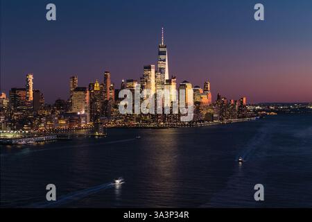 Skyline von New York City und Hudson River. Nächtlicher Blick auf Lower Manhattan mit Wolkenkratzern des World Trade Centers und des Finanzviertels Stockfoto