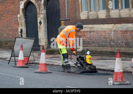 Eton, Großbritannien. Februar 2025. Schlaglöcher wurden heute von Bauunternehmern in Eton, Windsor, Berkshire, im Auftrag des Royal Borough of Windsor & Maidenhead repariert. Kredit: Maureen McLean/Alamy Stockfoto