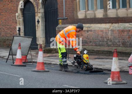 Eton, Großbritannien. Februar 2025. Schlaglöcher wurden heute von Bauunternehmern in Eton, Windsor, Berkshire, im Auftrag des Royal Borough of Windsor & Maidenhead repariert. Kredit: Maureen McLean/Alamy Stockfoto