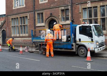 Eton, Großbritannien. Februar 2025. Schlaglöcher wurden heute von Bauunternehmern in Eton, Windsor, Berkshire, im Auftrag des Royal Borough of Windsor & Maidenhead repariert. Kredit: Maureen McLean/Alamy Stockfoto