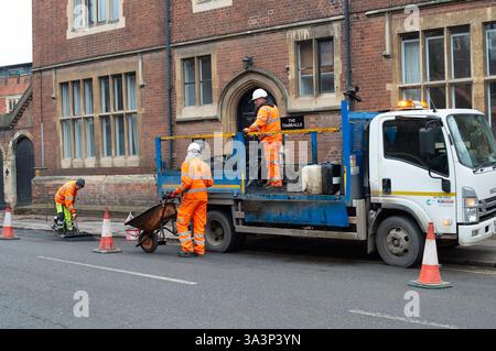 Eton, Großbritannien. Februar 2025. Schlaglöcher wurden heute von Bauunternehmern in Eton, Windsor, Berkshire, im Auftrag des Royal Borough of Windsor & Maidenhead repariert. Kredit: Maureen McLean/Alamy Stockfoto