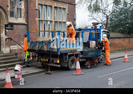 Eton, Großbritannien. Februar 2025. Schlaglöcher wurden heute von Bauunternehmern in Eton, Windsor, Berkshire, im Auftrag des Royal Borough of Windsor & Maidenhead repariert. Kredit: Maureen McLean/Alamy Stockfoto