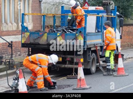 Eton, Großbritannien. Februar 2025. Schlaglöcher wurden heute von Bauunternehmern in Eton, Windsor, Berkshire, im Auftrag des Royal Borough of Windsor & Maidenhead repariert. Kredit: Maureen McLean/Alamy Stockfoto