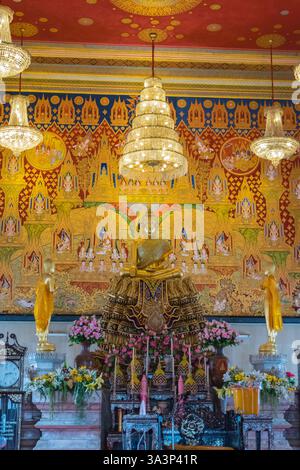 Bangkok, Thailand - 29. August 2015: Thailändische Mönchsverehrung im Tempel des Wat Hua Lamphong. Wat Hua Lamphong ist ein königlich-buddhistischer Tempel der dritten Klasse in Th Stockfoto