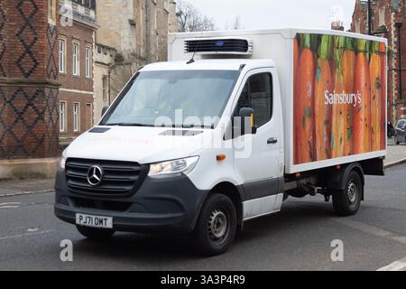 Eton, Großbritannien. Februar 2025. Ein Lieferwagen von Sainsbury fährt über eine Straße in Eton, Windsor, Berkshire. Kredit: Maureen McLean/Alamy Stockfoto