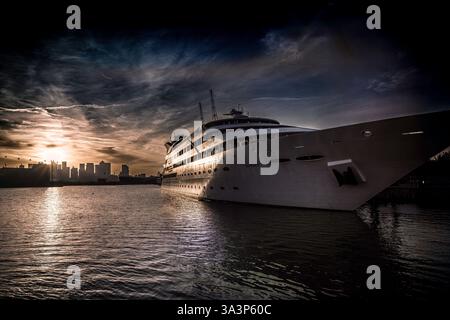 Luxuriöses Kreuzboot im Londoner Sonnenuntergang Stockfoto