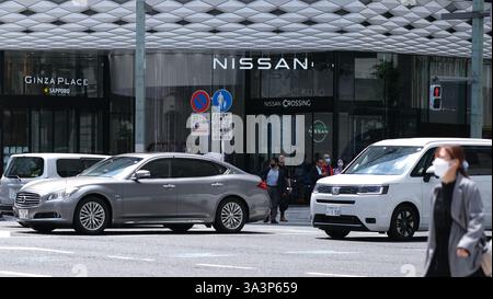 Nissan und ein Honda fahren vor dem Nissan-Übergang in Ginza vorbei Stockfoto