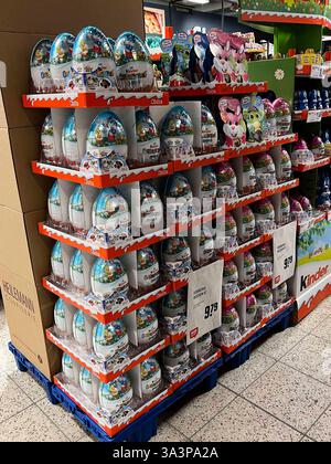 Riesen Kinder Schokoladen Ueberraschungs Ostereier aus Kinderschokolade Vollmilch in Folie verpackt stehen im Werbe Aufsteller im Gang eines Hamburger Supermarktes . Osterartikel 4 Wochen vor dem Osterfest 18,04 bis 21.04.2025 im Verkauf Hamburg Deutschland *** Riesenkinderschokolade Überraschung Ostereier aus in Folie gewickelter Milchschokolade sind in einer Werbeausstellung im Gang eines Hamburger Supermarktes erhältlich Osterartikel 4 Wochen vor Ostern 18 04 bis 21 04 2025 Hamburg Deutschland Stockfoto