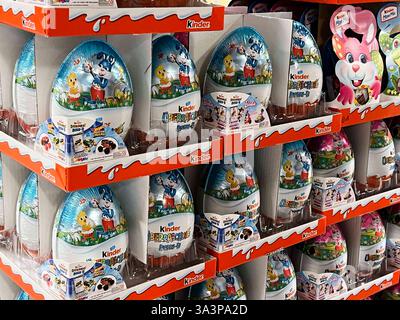 Riesen Kinder Schokoladen Ueberraschungs Ostereier aus Kinderschokolade Vollmilch in Folie verpackt stehen im Werbe Aufsteller im Gang eines Hamburger Supermarktes . Osterartikel 4 Wochen vor dem Osterfest 18,04 bis 21.04.2025 im Verkauf Hamburg Deutschland *** Riesenkinderschokolade Überraschung Ostereier aus in Folie gewickelter Milchschokolade sind in einer Werbeausstellung im Gang eines Hamburger Supermarktes erhältlich Osterartikel 4 Wochen vor Ostern 18 04 bis 21 04 2025 Hamburg Deutschland Stockfoto