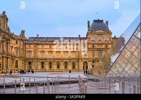 PARIS - 01. Januar: Louvre und Louvre-Pyramide in Paris am 1. Januar. 2025 in Frankreich Stockfoto