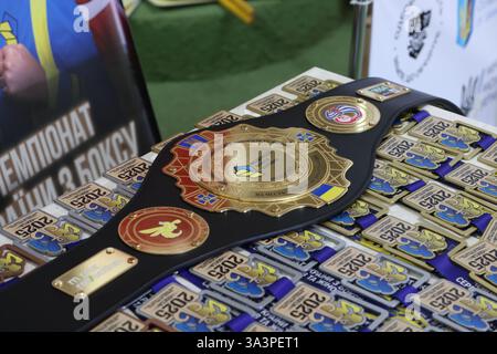 ODESSA, UKRAINE - 10. März 2025: Ukrainischer Boxcup unter Männern und Frauen. Eröffnungszeremonie des Wettbewerbs, des Konzerts, der Preise, der Trainer, der Richter, Par Stockfoto
