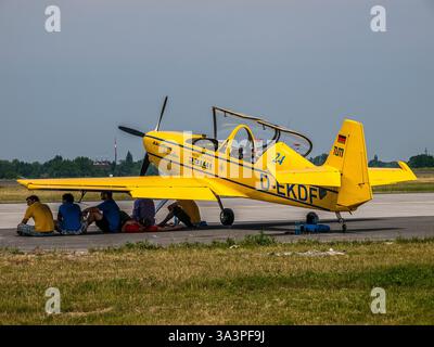 Belin, Deutschland - 11.06.2010: Akaflieg München Mü30 Schlacro Hochleistungs-Zweisitzer-Segelschlepper und Kunstflugzeug (D-EKDF) auf der Berliner Flugschau Stockfoto