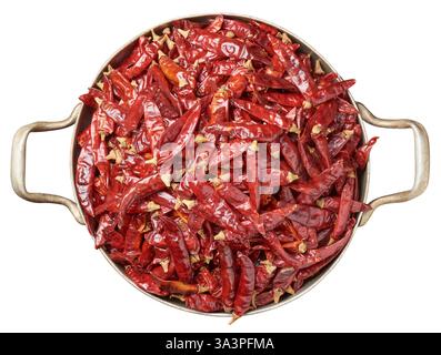 Schüssel getrocknete Chilischoten mit abgeschnittenem, isoliertem weißem Hintergrund, Vorbereitungsschritt für die Herstellung von Chilipulver oder -Flocken, von oben genommen Stockfoto