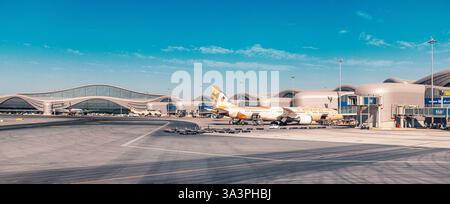 23. Januar 2025, Abu Dhabi, VAE: Etihad-Flugzeug auf der Start- und Landebahn des AUH-Flughafens, bereit für den Abflug unter klarem blauem Himmel Stockfoto