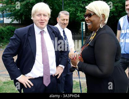 Boris Johnson, Bürgermeister von London, arbeitet mit Freiwilligen zusammen, um einen Gemeinschaftspark zu erneuern und startet offiziell den Beginn der größten Aufräumarbeiten der Hauptstadt aller Zeiten im Marcus Garvey Park, Hammersmith in London - 16. Juli 2015 Stockfoto