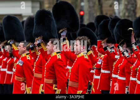 London, Großbritannien. März 2025. Drei Anfeuerungen: Der Oberst der Irish Guards, Prinzessin von Wales, besucht das Regiment bei der St. Patrick's Day Parade in Wellington Barracks. Sie präsentierte die traditionellen Schamrock-Zweige den Offizieren und Wachmännern, die sie wiederum entlang der Reihen ausstellten, sowie dem irischen Wolf Hound-Regimentsmaskottchen (Turlough Mór, Seamus). Die Parade endete mit einem königlichen Gruß und einem vormarsch. Guy Bell/Alamy Live News Stockfoto