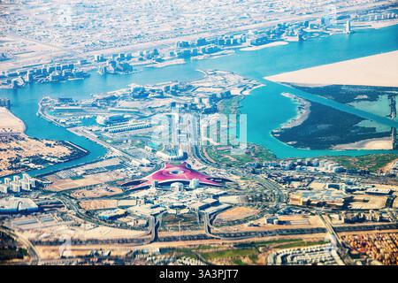 23. Januar 2025, Abu Dhabi, Vereinigte Arabische Emirate: Atemberaubender Blick auf Yas Island aus der Vogelperspektive mit der Formel-1-Rennstrecke und dem berühmten Freizeitpark Ferrari World Stockfoto