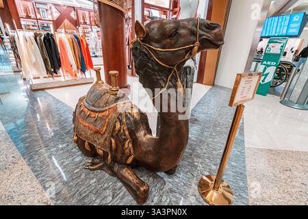 23. Januar 2025, Abu Dhabi, VAE: Nahaufnahme einer Kamelstatue in einem traditionellen arabischen Bekleidungsgeschäft, in dem lokale Kultur und Handwerk vorgestellt werden Stockfoto